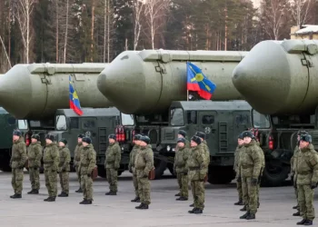 Militares se alinean junto a los sistemas de misiles balísticos intercontinentales Yars durante una ceremonia de envío de material militar cerca de Moscú como parte de los preparativos para el desfile del Día de la Victoria en la Plaza Roja de Moscú. (Foto: Getty)