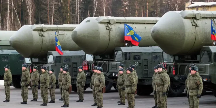 Militares se alinean junto a los sistemas de misiles balísticos intercontinentales Yars durante una ceremonia de envío de material militar cerca de Moscú como parte de los preparativos para el desfile del Día de la Victoria en la Plaza Roja de Moscú. (Foto: Getty)