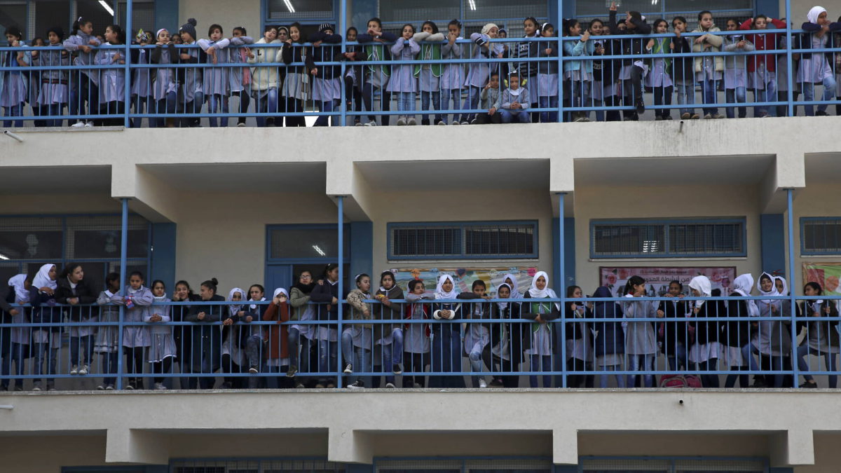 Las niñas de la escuela de refugiados observan mientras el comisionado general de la UNRWA, Pierre Krahenbuhl, da una conferencia de prensa para lanzar una campaña mundial de apoyo a la UNRWA, en la Escuela Preparatoria de Niñas Rimal de la UNRWA en la ciudad de Gaza, el 22 de enero de 2018. (AP Photo/Adel Hana)