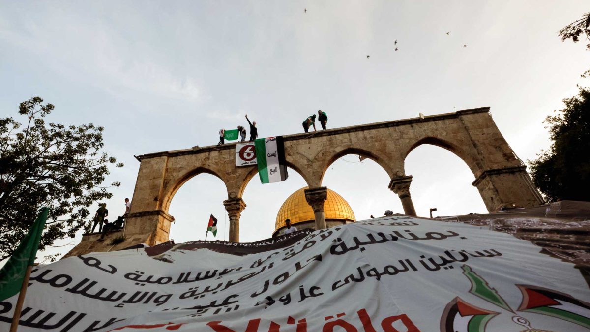 Bandera de Hamás izada en el Monte del Templo durante las celebraciones del Eid al-Fitr