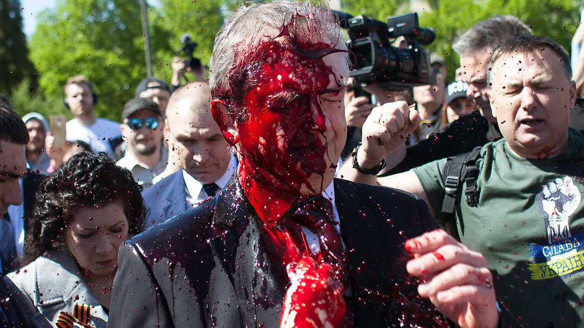 Activistas contra la guerra lanzan pintura roja al embajador ruso en Polonia