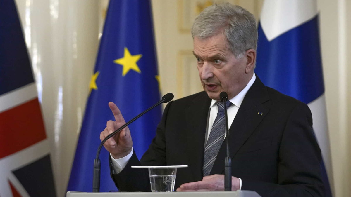 El presidente de Finlandia, Sauli Niinisto, hace una observación durante una conferencia de prensa conjunta en el Palacio Presidencial en Helsinki, Finlandia, el 11 de mayo de 2022. (Frank Augstein/AP)