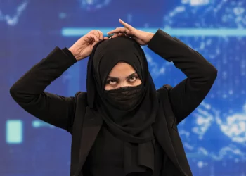 Los talibanes comienzan a aplicar la orden de cubrir el rostro de las presentadoras de televisión