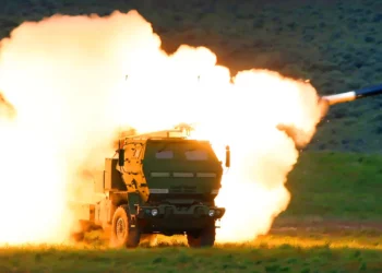 En esta foto de archivo del 23 de mayo de 2011, un camión de lanzamiento dispara el Sistema de Cohetes de Artillería de Alta Movilidad (HIMARS) producido por Lockheed Martin durante un entrenamiento de combate en el alto desierto del Centro de Entrenamiento de Yakima, Wash. Se espera que el gobierno de Biden anuncie que enviará a Ucrania un pequeño número de sistemas de cohetes de alta tecnología y medio alcance, según informaron el martes funcionarios estadounidenses. (Tony Overman/The Olympian vía AP, Archivo)
