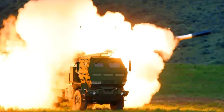 En esta foto de archivo del 23 de mayo de 2011, un camión de lanzamiento dispara el Sistema de Cohetes de Artillería de Alta Movilidad (HIMARS) producido por Lockheed Martin durante un entrenamiento de combate en el alto desierto del Centro de Entrenamiento de Yakima, Wash. Se espera que el gobierno de Biden anuncie que enviará a Ucrania un pequeño número de sistemas de cohetes de alta tecnología y medio alcance, según informaron el martes funcionarios estadounidenses. (Tony Overman/The Olympian vía AP, Archivo)