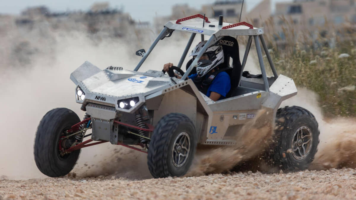 Ingeniero israelí desarrolla un buggy eléctrico para jóvenes