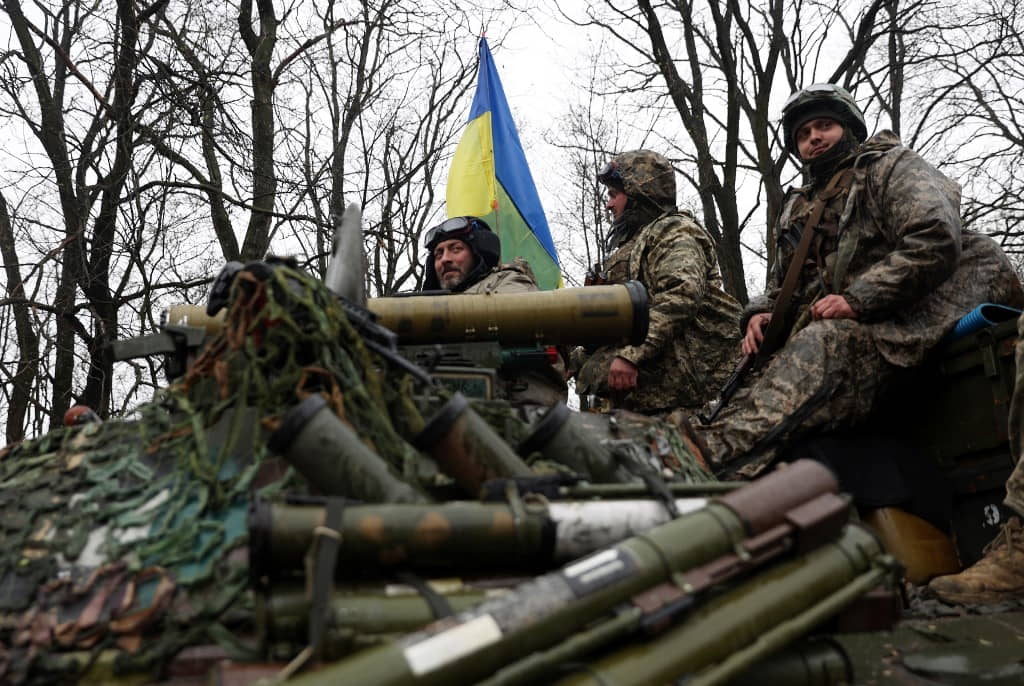 Soldados ucranianos en su vehículo blindado de transporte de personal (APC), no lejos de la línea de frente con las tropas rusas, en el distrito de Izyum, región de Kharkiv, el 18 de abril de 2022, durante la invasión rusa de Ucrania. (Anatolii Stepanov / AFP)