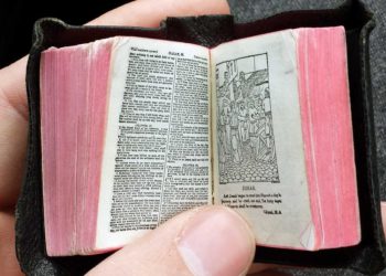 Biblia del tamaño de una moneda descubierta en una biblioteca británica