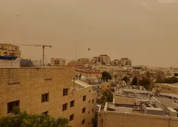 Tormenta de polvo cubre Jerusalén de arena por segunda vez en un mes