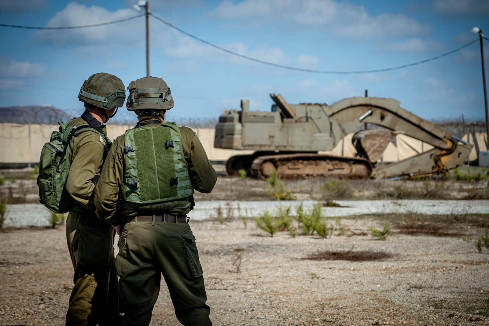 Tropas de las FDI descubren minas colocadas en la frontera con Siria en lo que, según los militares, fue un ataque iraní fallido, en una fotografía sin fecha. (Fuerzas de Defensa de Israel)