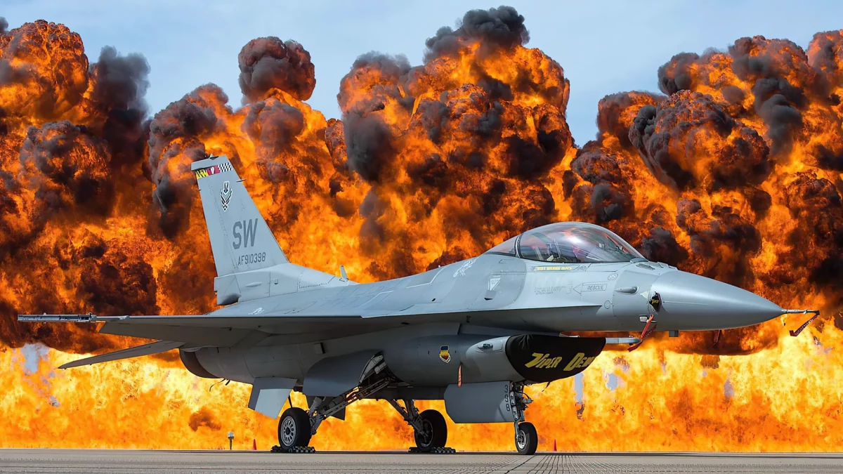 Un F-16 Viper de la Fuerza Aérea rueda a unos pocos cientos de metros del muro de fuego en el Salón Aéreo de la Alianza de Fort Worth, el 28 de octubre de 2017 en Fort Worth, Texas. (Foto de cortesía del equipo de demostración del Viper de la Fuerza Aérea)