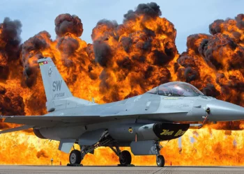 Un F-16 Viper de la Fuerza Aérea rueda a unos pocos cientos de metros del muro de fuego en el Salón Aéreo de la Alianza de Fort Worth, el 28 de octubre de 2017 en Fort Worth, Texas. (Foto de cortesía del equipo de demostración del Viper de la Fuerza Aérea)