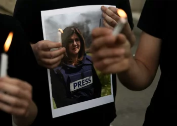 En una llamada con Blinken, Lapid protesta por la parcialidad de la CNN y la Autoridad Palestina en su investigación de la muerte de Abu Akleh