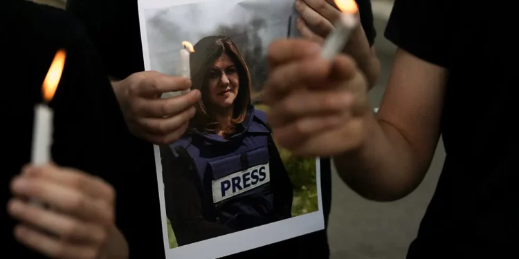 En una llamada con Blinken, Lapid protesta por la parcialidad de la CNN y la Autoridad Palestina en su investigación de la muerte de Abu Akleh