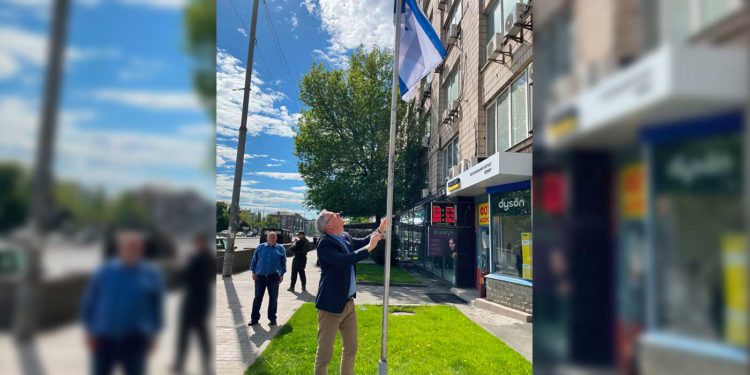 Tras semanas de cierre, el enviado de Israel a Ucrania iza la bandera frente a la embajada de Kiev