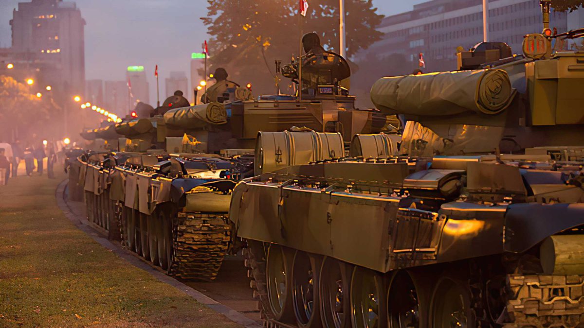 Belgrado, Serbia - 16 de octubre de 2014: Tanque M 84A del ejército serbio en fila durante un desfile militar en Belgrado. El presidente ruso Vladimir Putin asistió al desfile que conmemoraba el 70º aniversario de la liberación de la capital serbia, Belgrado, de la ocupación nazi alemana. Más de 3.000 soldados participaron en el desfile militar, que también contó con una exhibición de acrobacia aérea rusa los vencejos.