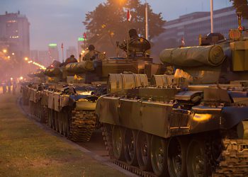 Belgrado, Serbia - 16 de octubre de 2014: Tanque M 84A del ejército serbio en fila durante un desfile militar en Belgrado. El presidente ruso Vladimir Putin asistió al desfile que conmemoraba el 70º aniversario de la liberación de la capital serbia, Belgrado, de la ocupación nazi alemana. Más de 3.000 soldados participaron en el desfile militar, que también contó con una exhibición de acrobacia aérea rusa los vencejos.