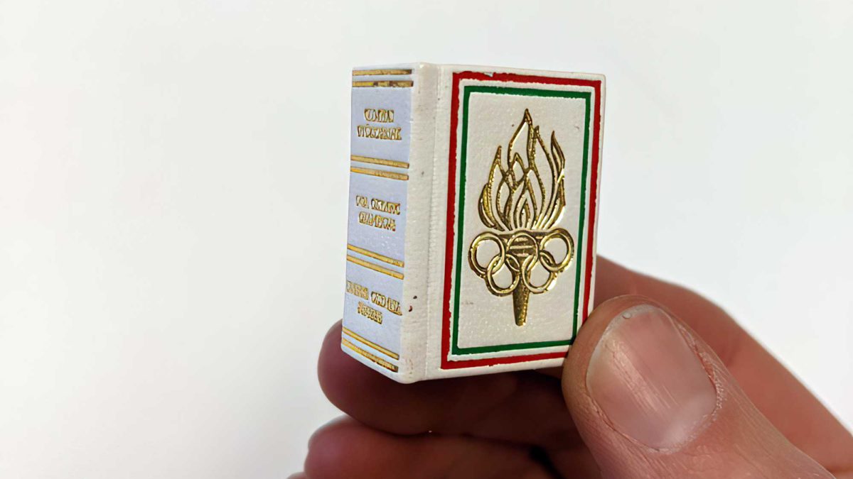 La colección de más de 1.000 minilibros de una superviviente del Holocausto dice mucho de su resistencia