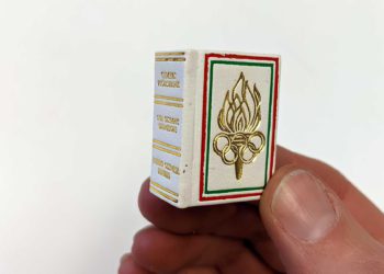 La colección de más de 1.000 minilibros de una superviviente del Holocausto dice mucho de su resistencia