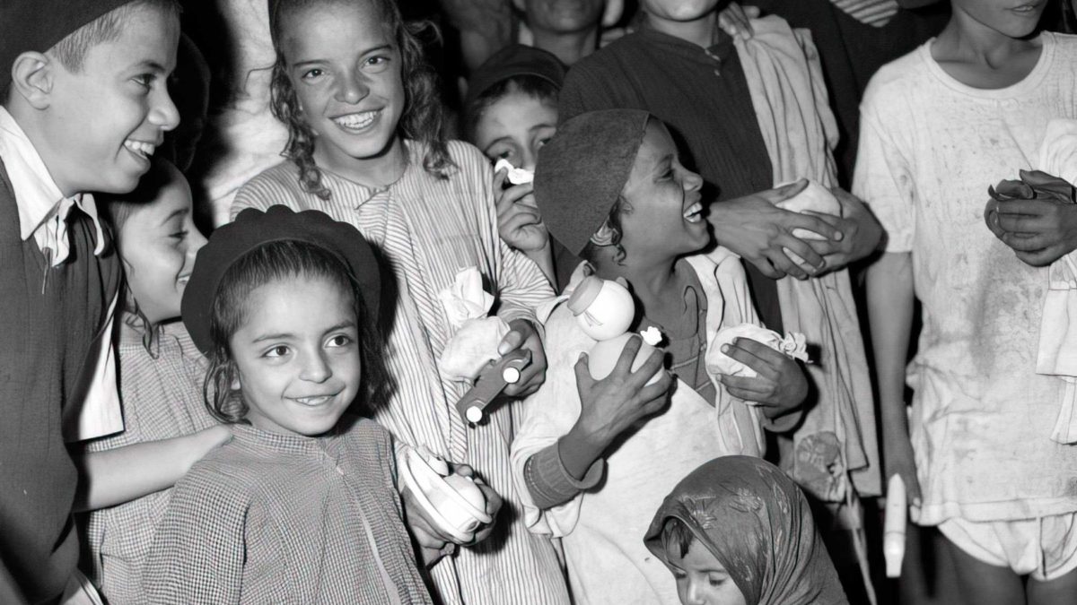 Niños judíos yemenitas con sus juguetes en el campo de Hashed, cerca de Adén, Yemen. 1949. (David Eldan/Archivo fotográfico de la GPO)