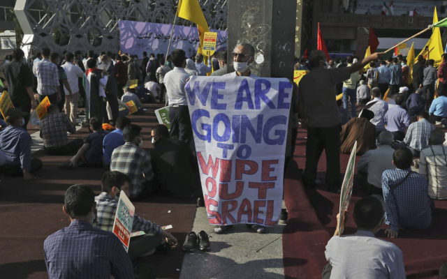 Imagen ilustrativa: Un manifestante sostiene una pancarta anti-israelí en una reunión pro-palestina en Teherán, Irán, el 19 de mayo de 2021. (AP Photo/Vahid Salemi)