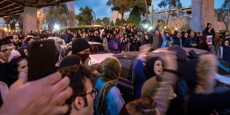 Los manifestantes cantan “muerte a Jamenei” por el derrumbe de un edificio en Irán