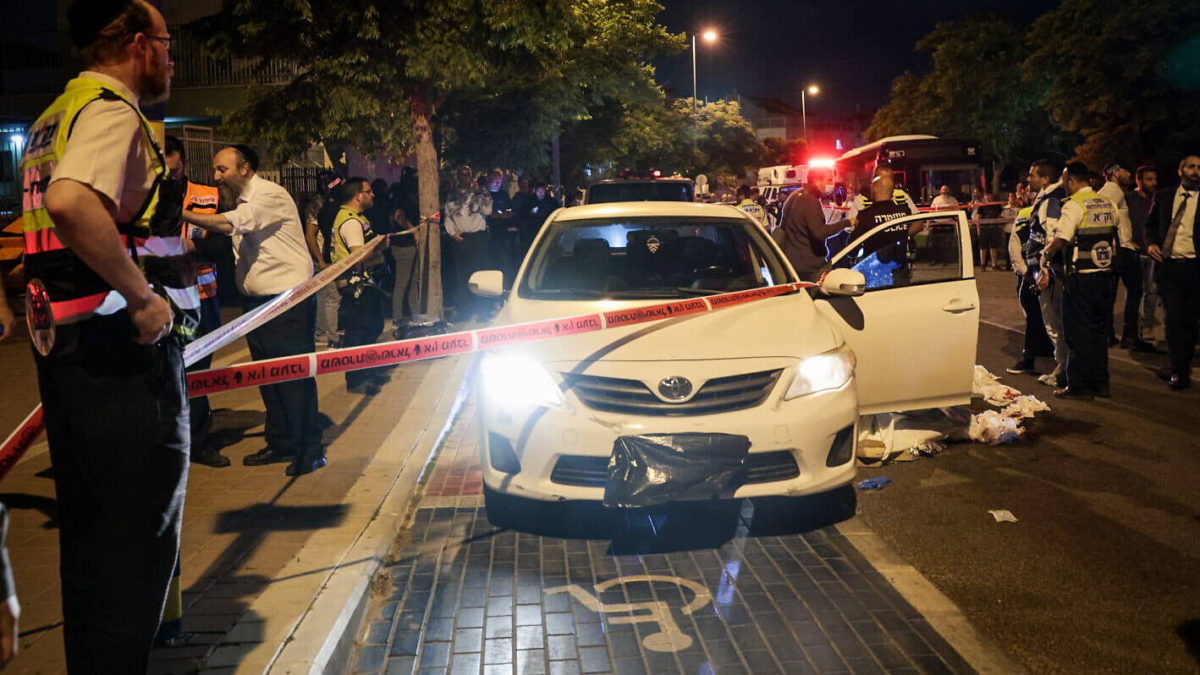 Personal de seguridad y rescate israelí trabaja en el lugar de un atentado terrorista en Elad, el 5 de mayo de 2022. (Yossi Aloni/Flash90)