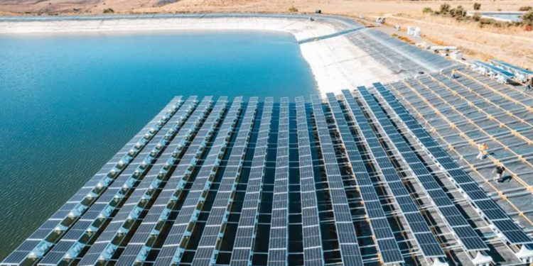 Israel prueba paneles solares flotantes con IA para generar energía limpia