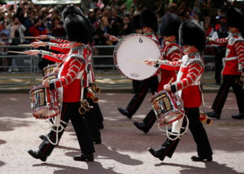 Los manifestantes contra el cambio climático provocaron el jueves disturbios en un desfile militar en Londres al comienzo de las celebraciones del Jubileo de Platino de la Reina Isabel, corriendo delante de los soldados que marchaban antes de ser detenidos. Los activistas salieron corriendo de detrás de las barreras donde decenas de miles de personas se habían reunido en The Mall, el gran bulevar que lleva al Palacio de Buckingham, y se tumbaron delante de una banda de música, según mostraron las imágenes de televisión. Una de las personas parecía sostener una pancarta, antes de que la policía arrastrara a los manifestantes. Uno de los manifestantes llevaba una corona de oro en la cabeza. “Hoy hemos realizado 12 detenciones por obstrucción de la carretera. Esto sigue a un incidente esta mañana donde la gente intentó entrar en la ruta ceremonial en The Mall”, dijo la policía en Twitter. “Gracias a la multitud que mostró su apoyo aplaudiendo a nuestros oficiales que regresaron a su puesto después de lidiar con el incidente rápidamente”. El grupo Animal Rebellion, que dice utilizar la “desobediencia civil no violenta para ayudar a la transición a un sistema alimentario basado en plantas”, dijo que sus activistas estaban involucrados. Uno de los manifestantes, que fue filmado mientras era detenido por la policía, dijo que quería que la realeza recuperara la finca de la corona y dejara de utilizarla para la cría de animales. No dio su nombre. Trooping the Colour En el desfile militar Trooping the Colour, que se celebra anualmente con motivo del cumpleaños oficial de la reina, participan unos 1.500 soldados y oficiales. Este año, el desfile ha dado comienzo a cuatro días de fiesta para celebrar los 70 años de la reina en el trono. Hasta 1986, la propia Isabel participaba en el desfile a caballo. En 1981, un hombre le disparó seis tiros de fogueo cuando pasaba por allí, pero la reina consiguió controlar su caballo asustado. Ella resultó ilesa y el hombre fue detenido.