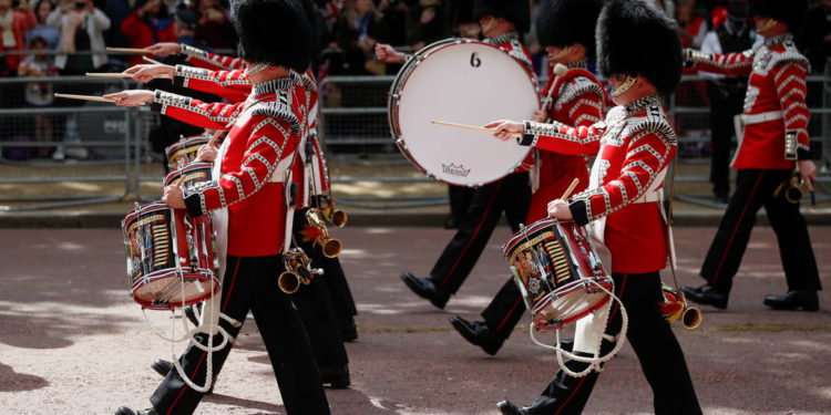 Los manifestantes contra el cambio climático provocaron el jueves disturbios en un desfile militar en Londres al comienzo de las celebraciones del Jubileo de Platino de la Reina Isabel, corriendo delante de los soldados que marchaban antes de ser detenidos. Los activistas salieron corriendo de detrás de las barreras donde decenas de miles de personas se habían reunido en The Mall, el gran bulevar que lleva al Palacio de Buckingham, y se tumbaron delante de una banda de música, según mostraron las imágenes de televisión. Una de las personas parecía sostener una pancarta, antes de que la policía arrastrara a los manifestantes. Uno de los manifestantes llevaba una corona de oro en la cabeza. “Hoy hemos realizado 12 detenciones por obstrucción de la carretera. Esto sigue a un incidente esta mañana donde la gente intentó entrar en la ruta ceremonial en The Mall”, dijo la policía en Twitter. “Gracias a la multitud que mostró su apoyo aplaudiendo a nuestros oficiales que regresaron a su puesto después de lidiar con el incidente rápidamente”. El grupo Animal Rebellion, que dice utilizar la “desobediencia civil no violenta para ayudar a la transición a un sistema alimentario basado en plantas”, dijo que sus activistas estaban involucrados. Uno de los manifestantes, que fue filmado mientras era detenido por la policía, dijo que quería que la realeza recuperara la finca de la corona y dejara de utilizarla para la cría de animales. No dio su nombre. Trooping the Colour En el desfile militar Trooping the Colour, que se celebra anualmente con motivo del cumpleaños oficial de la reina, participan unos 1.500 soldados y oficiales. Este año, el desfile ha dado comienzo a cuatro días de fiesta para celebrar los 70 años de la reina en el trono. Hasta 1986, la propia Isabel participaba en el desfile a caballo. En 1981, un hombre le disparó seis tiros de fogueo cuando pasaba por allí, pero la reina consiguió controlar su caballo asustado. Ella resultó ilesa y el hombre fue detenido.