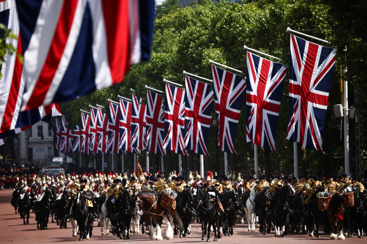 Los manifestantes contra el cambio climático provocaron el jueves disturbios en un desfile militar en Londres al comienzo de las celebraciones del Jubileo de Platino de la Reina Isabel, corriendo delante de los soldados que marchaban antes de ser detenidos. Los activistas salieron corriendo de detrás de las barreras donde decenas de miles de personas se habían reunido en The Mall, el gran bulevar que lleva al Palacio de Buckingham, y se tumbaron delante de una banda de música, según mostraron las imágenes de televisión. Una de las personas parecía sostener una pancarta, antes de que la policía arrastrara a los manifestantes. Uno de los manifestantes llevaba una corona de oro en la cabeza. “Hoy hemos realizado 12 detenciones por obstrucción de la carretera. Esto sigue a un incidente esta mañana donde la gente intentó entrar en la ruta ceremonial en The Mall”, dijo la policía en Twitter. “Gracias a la multitud que mostró su apoyo aplaudiendo a nuestros oficiales que regresaron a su puesto después de lidiar con el incidente rápidamente”. El grupo Animal Rebellion, que dice utilizar la “desobediencia civil no violenta para ayudar a la transición a un sistema alimentario basado en plantas”, dijo que sus activistas estaban involucrados. Uno de los manifestantes, que fue filmado mientras era detenido por la policía, dijo que quería que la realeza recuperara la finca de la corona y dejara de utilizarla para la cría de animales. No dio su nombre. Trooping the Colour En el desfile militar Trooping the Colour, que se celebra anualmente con motivo del cumpleaños oficial de la reina, participan unos 1.500 soldados y oficiales. Este año, el desfile ha dado comienzo a cuatro días de fiesta para celebrar los 70 años de la reina en el trono. Hasta 1986, la propia Isabel participaba en el desfile a caballo. En 1981, un hombre le disparó seis tiros de fogueo cuando pasaba por allí, pero la reina consiguió controlar su caballo asustado. Ella resultó ilesa y el hombre fue detenido.