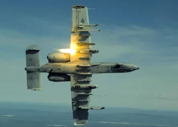 Un audaz piloto del A-10 Warthog aterriza sin tren de aterrizaje ni capota