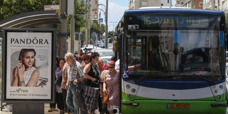 Conductor de autobús impide subir a una niña de 13 años porque su ropa es “acoso sexual”