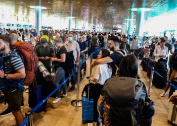 Ante el caos en los aeropuertos, se recomienda a los israelíes que viajen este verano que no lleven equipaje