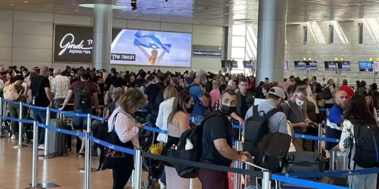 Las largas colas en el aeropuerto Ben-Gurion se han vuelto algo cotidiano