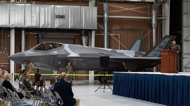 Se presenta el primer F-35A con el esquema de pintura Aggressors