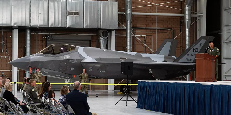 Se presenta el primer F-35A con el esquema de pintura Aggressors