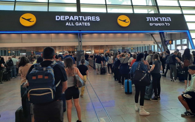 El jefe del aeropuerto Ben Gurión se disculpa por el caos en el aeródromo