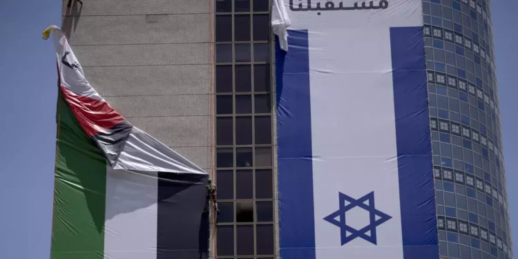 Bandera palestina retirada de la torre de Ramat Gan tras las protestas