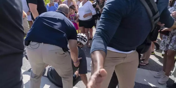 Joe Biden se cayó al intentar bajar de su bicicleta