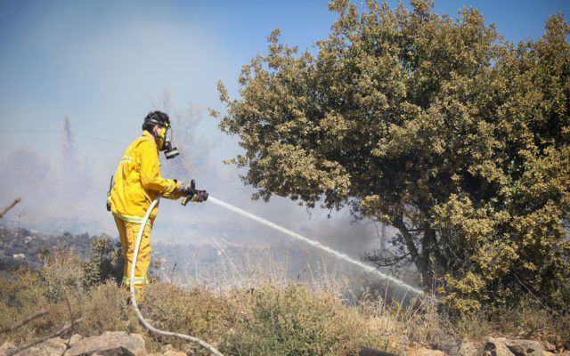Bomberos combaten incendios en zonas cerca de Jerusalén