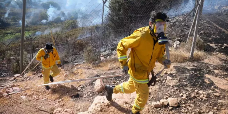 Bomberos combaten incendios en zonas cerca de Jerusalén