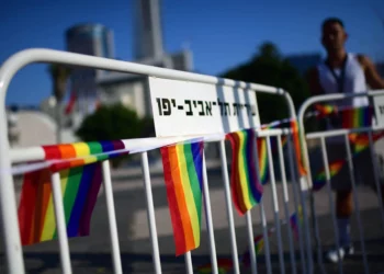 La policía cierra las carreteras mientras se esperan decenas de miles en el Desfile del Orgullo de Tel Aviv