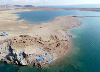 Antigua ciudad emerge de un lago vacío en Irak