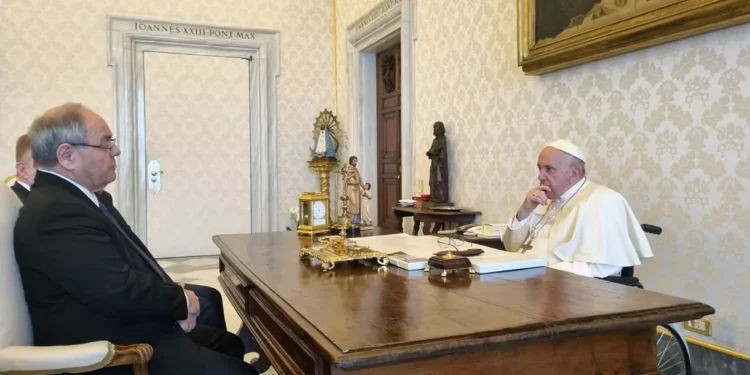 Por primera vez, el jefe de Yad Vashem se reúne con el Papa Francisco en el Vaticano