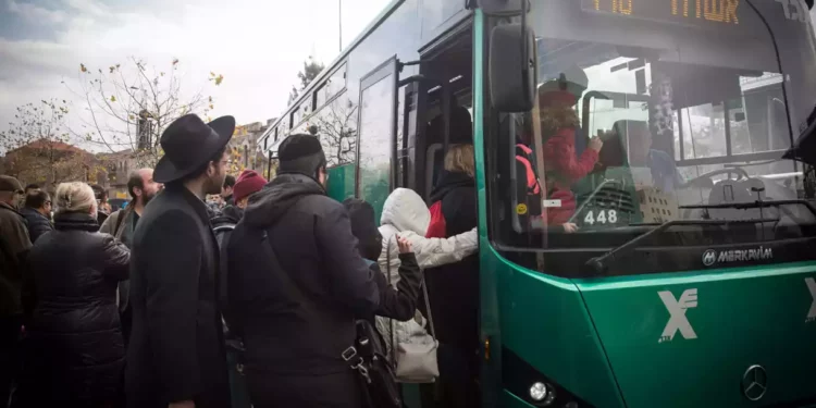 Los conductores de autobús en huelga el viernes por la mañana, exigiendo mayores salarios y más seguridad