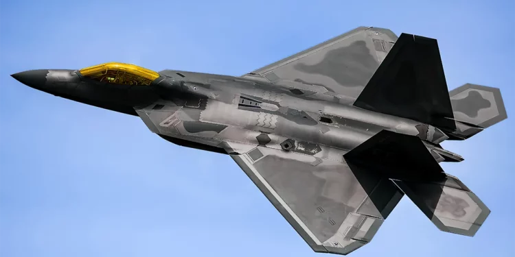 ¿Puede el F-22 Raptor volar en “modo bestia”?