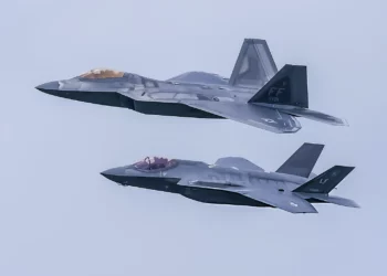 Los F-22 Raptors se entrenan con los F-15 y los F-35 en Hawai para una guerra contra China