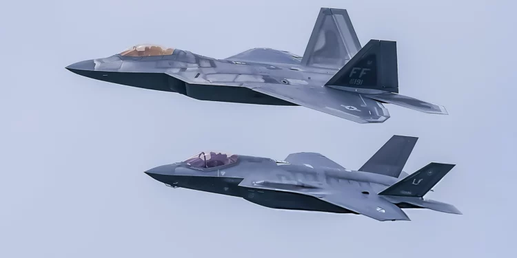 Los F-22 Raptors se entrenan con los F-15 y los F-35 en Hawai para una guerra contra China