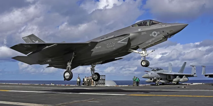 La Armada estadounidense está reduciendo el número de cazas furtivos F-35C